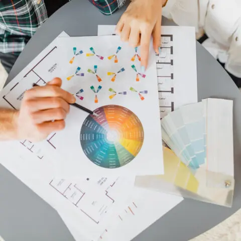 Image shows a print strategy protecting margins against economic changes. Robust decisions maximise efficiency and financial security.