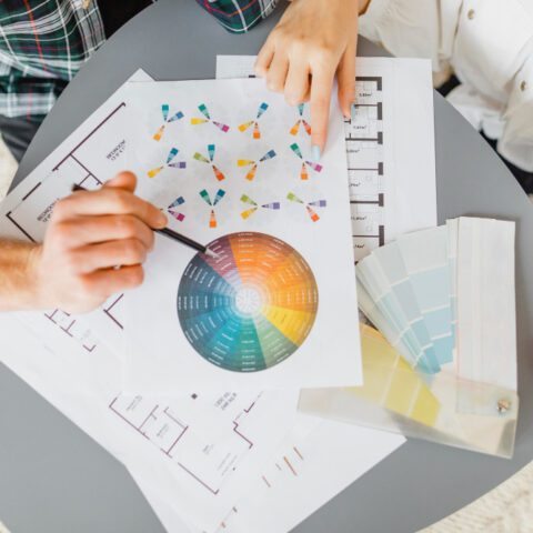 Image shows a print strategy protecting margins against economic changes. Robust decisions maximise efficiency and financial security.